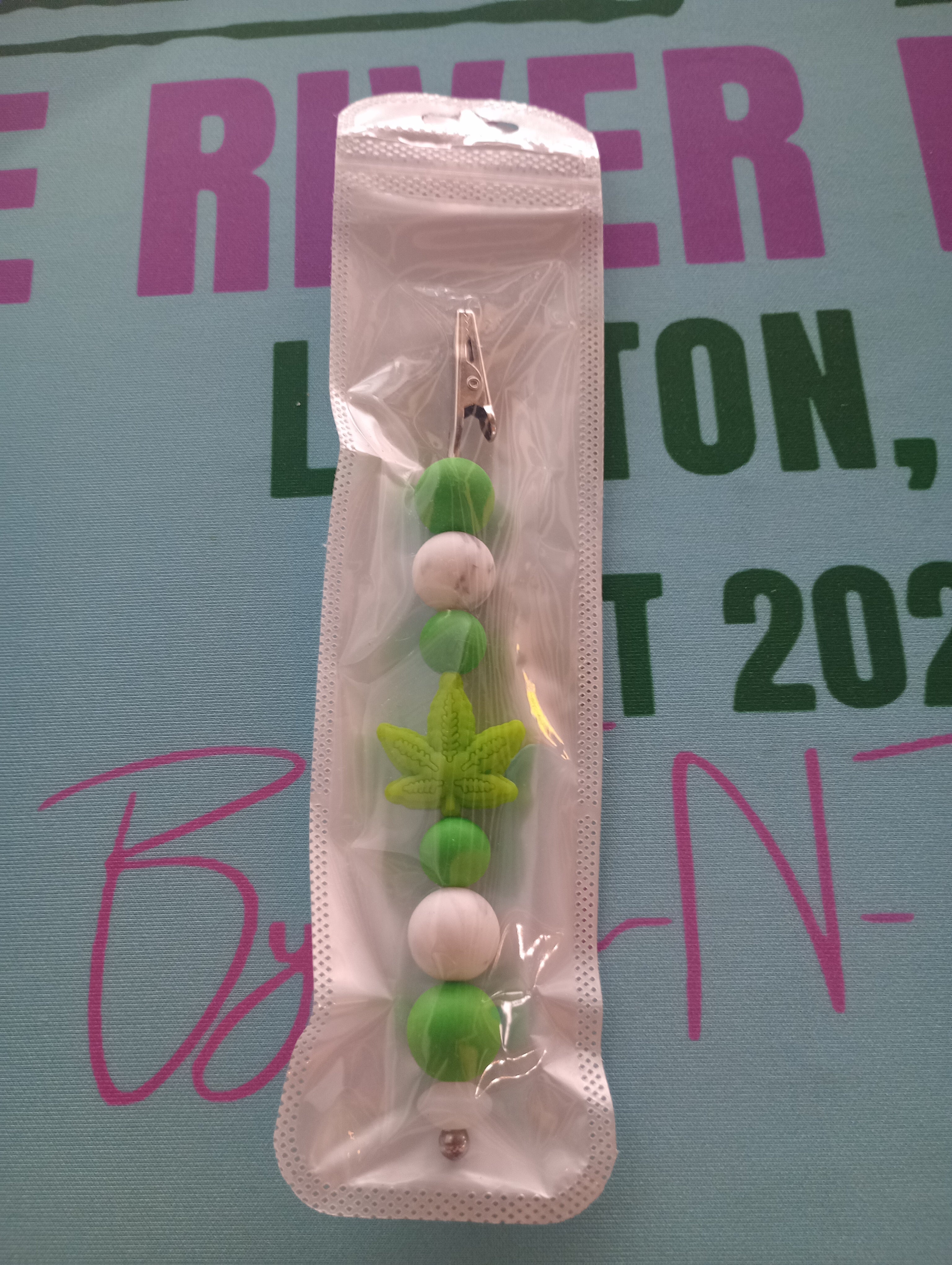 Marijuana leaf - Multi (roach) clip image 0